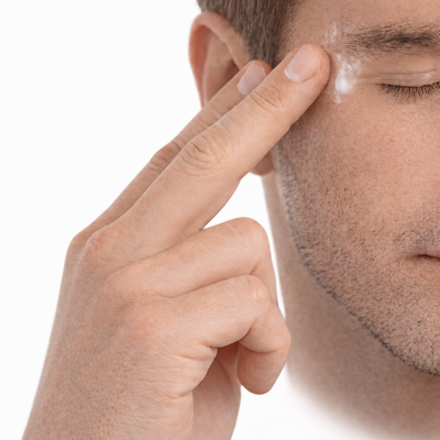 Application du baume autour des oreilles